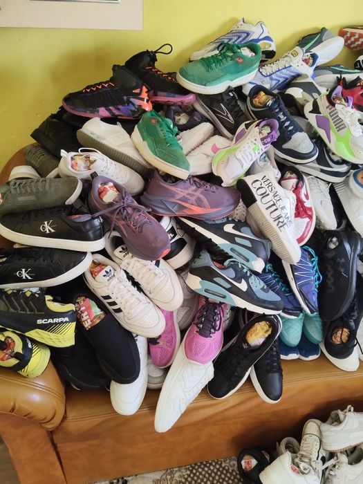 Vând lot de adidași doar en gross