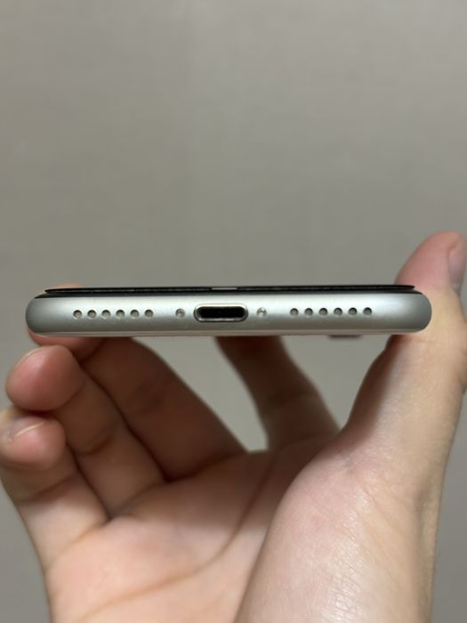 Продам Iphone SE3 (2022)