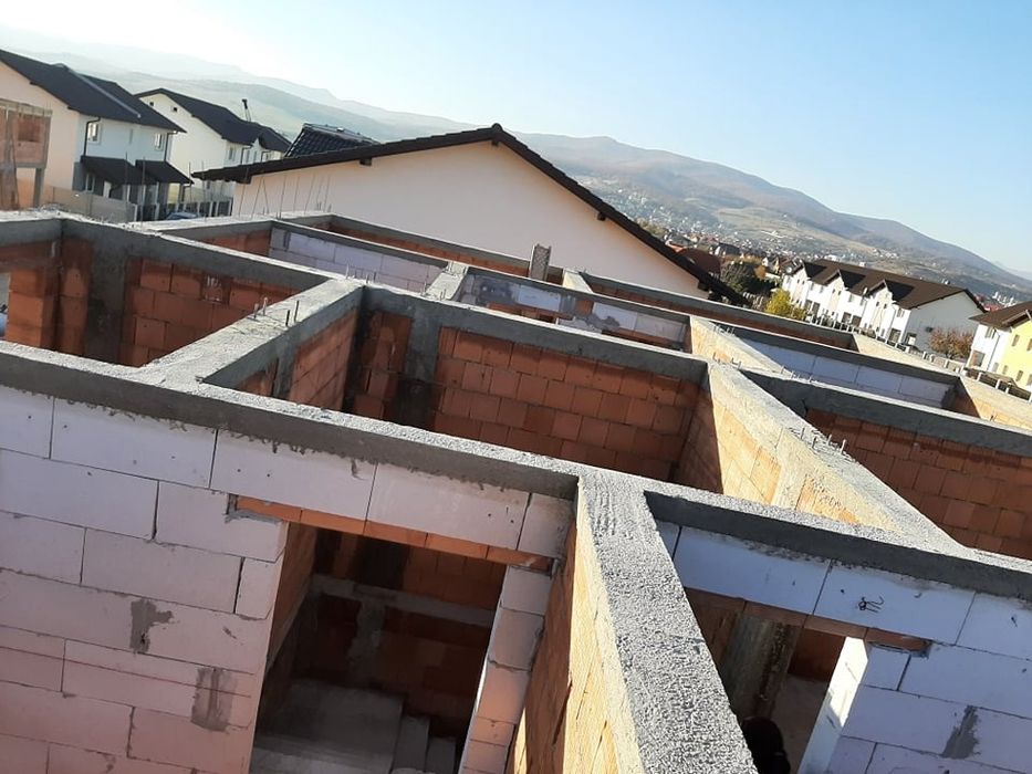 Firma constructii executa case la rosu-cheie, acoperise, etc