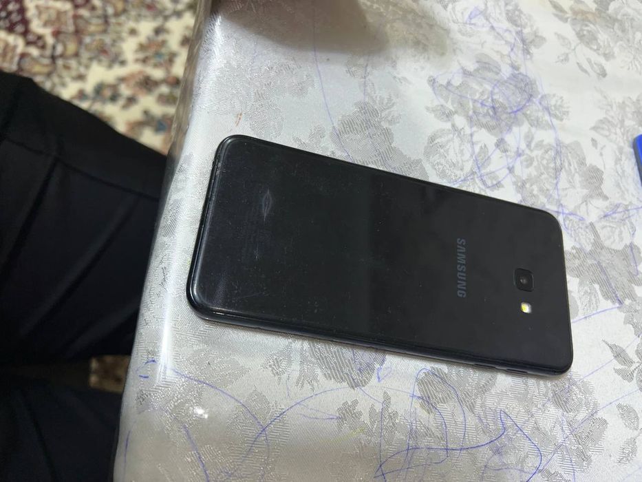 Samsung j 4 3/32 yaxshi