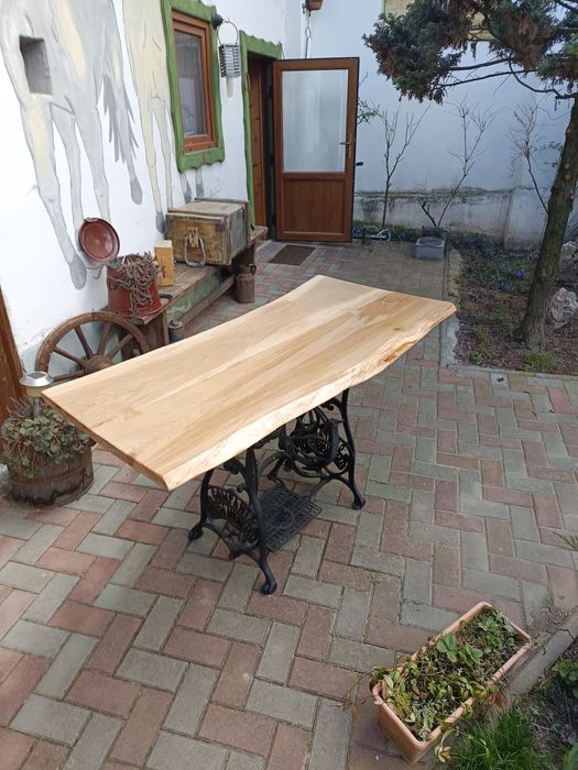 Masa sau birou din mașină de cusut