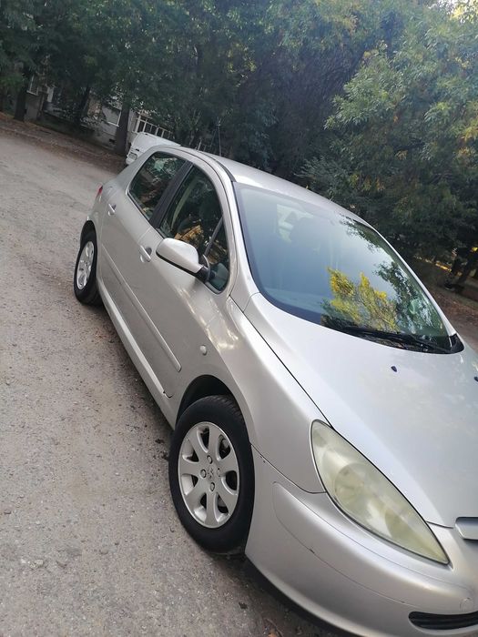 Продавам Пежо 307 HDI с всички документи в движение.