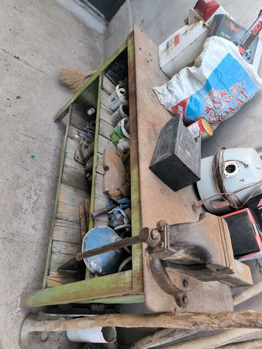 Верстак металлический с тисками