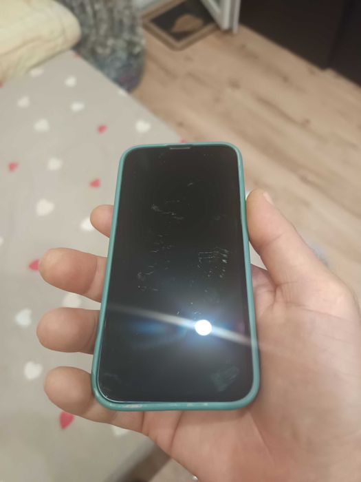 Iphone 13 mini raboti perfektno