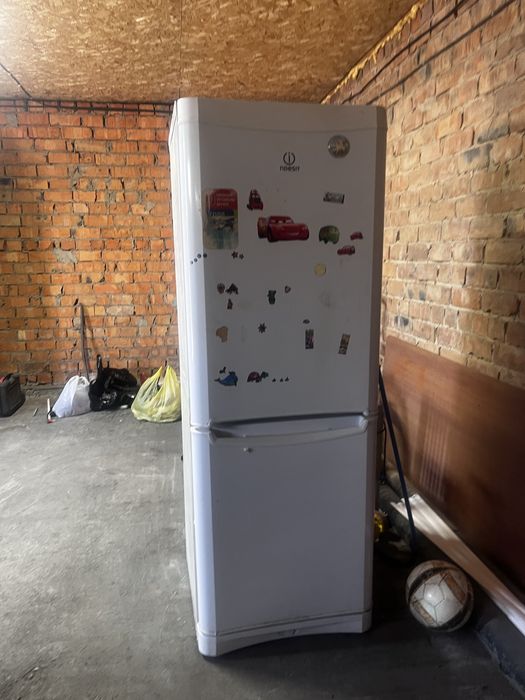 Продам обувницу и холодильник