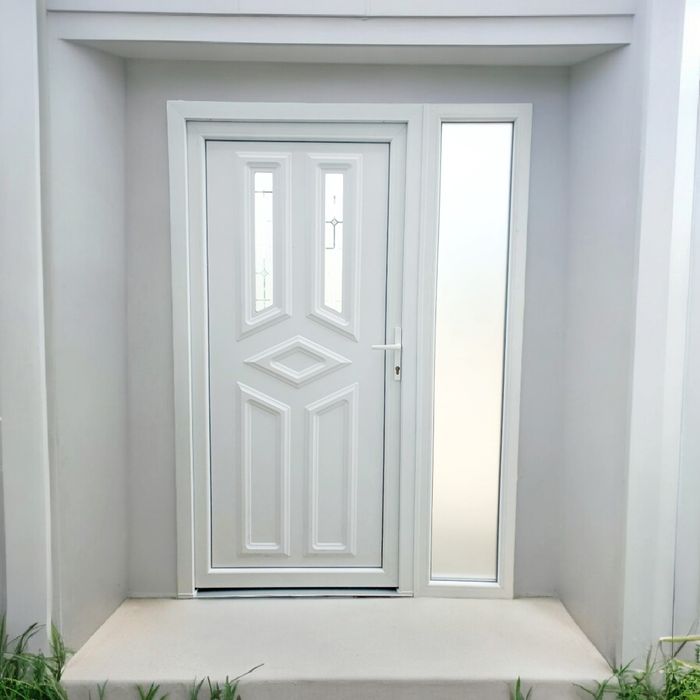 Usa de intrare casa alb termopan pvc disponibil pe stoc