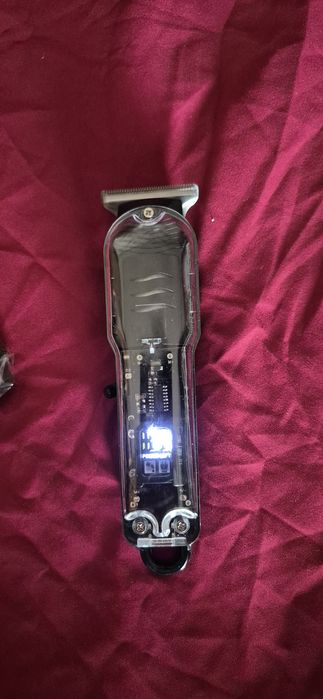 Mașina de tuns nouă sigilată