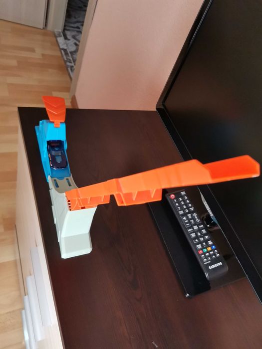 Изтрелваща писта с количка на hot wheels