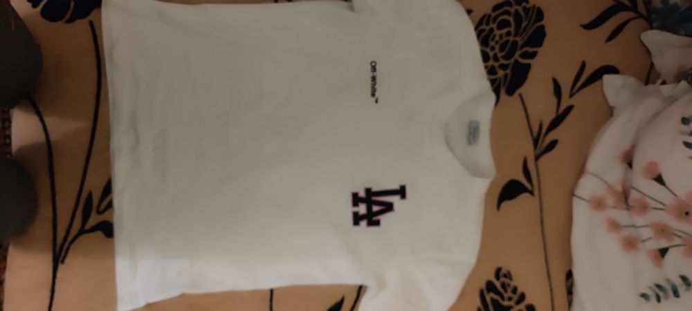 Vând tricou off white