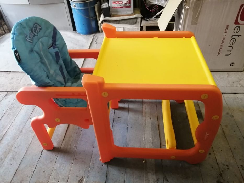 Продам столик для кормления и парта в одном