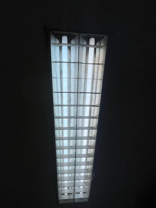 Продам потолочные светильники.