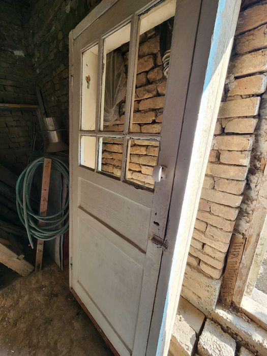 Продам дверь деревянную.