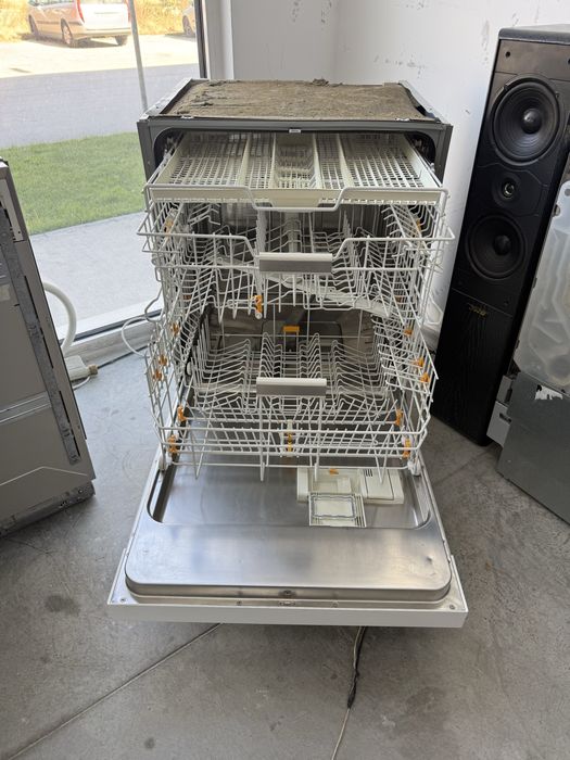 Съдомиялна MIELE 60/см с три кошници