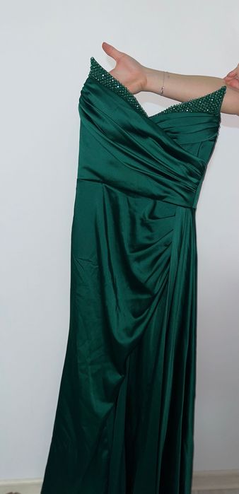 Това е дълга официална рокля в изумрудено зелено.