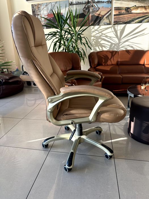 Продавам луксозен офис стол (директорски)