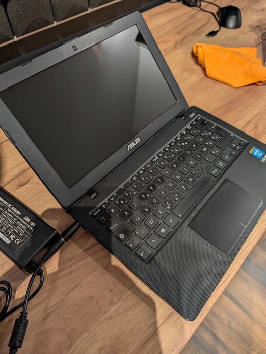 3 laptopuri office Toshiba L850-1LF / ASUS F200CA  / HP mini 110-3000