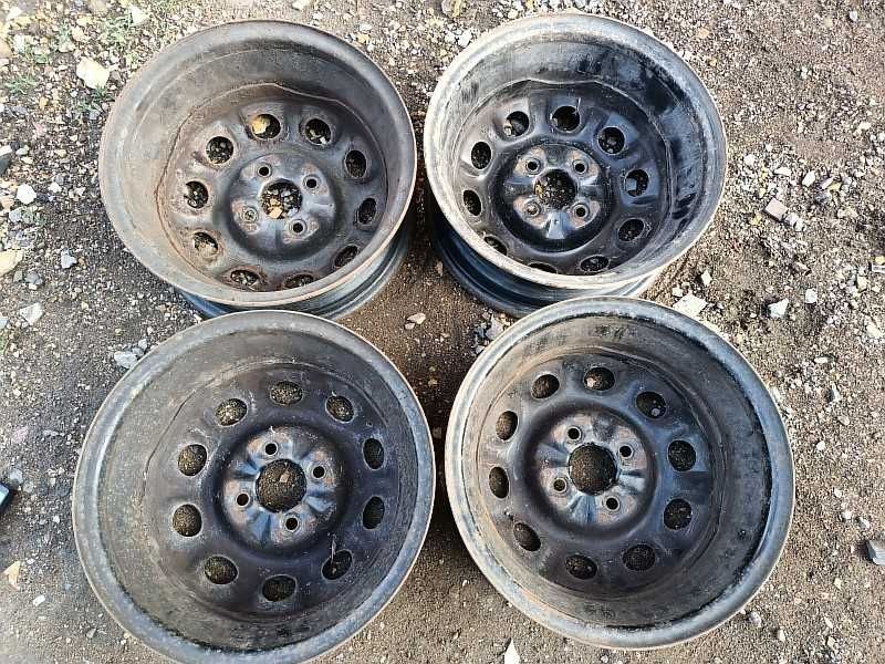 Продам оригинальные металлические диски на автомашину Nissan Sunny.