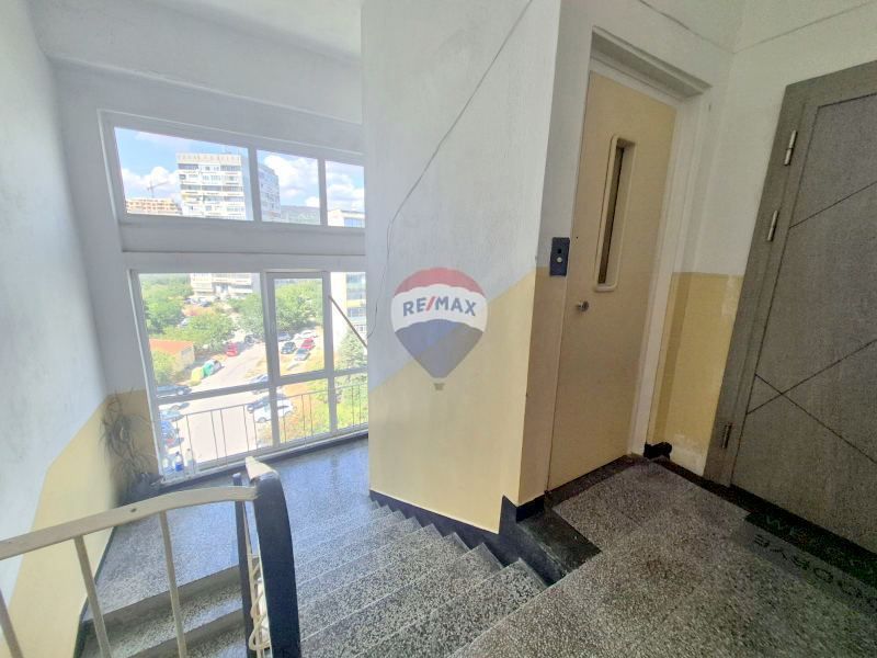 Продава се Двустаен апартамент в Варна, Цветен квартал - 61 кв.м за 2294 €/кв.м - Снимка #1