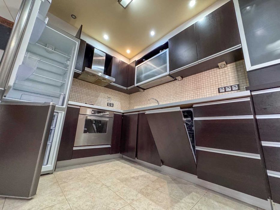 Дава се под наем Тристаен апартамент в Бургас, Възраждане - 96 кв.м за 663 € - Снимка #8