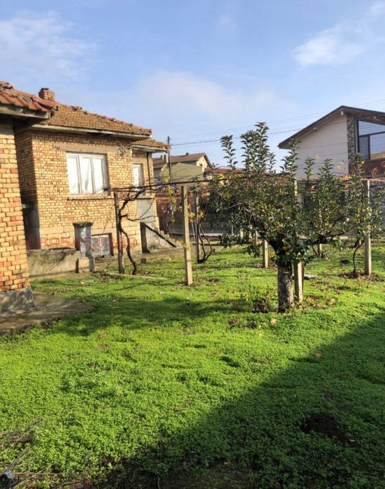 Семейна къща с двор - гр. Вълчи дол, обл. Варна