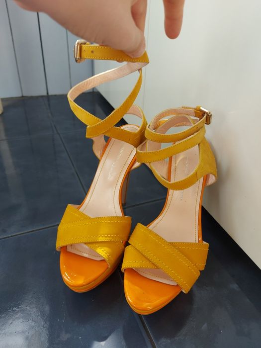Sandale vicino cu toc galben