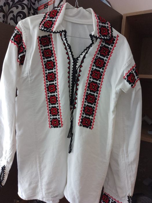 Cămașă tradițională cu model cusut manual pe pânză
