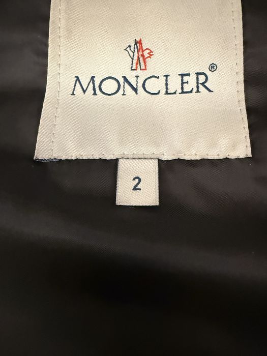 Geaca moncler  purtata de 5 ori este buna la 64kg maxim 68kg