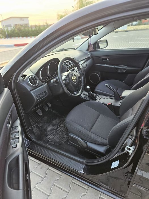 Vând mazda 3  Hatchback motor 1.3 benzina  an 2008