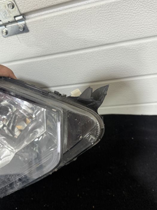Far dreapta cu xenon Skoda Yeti 2013 - 2017 cu prinderi rupte