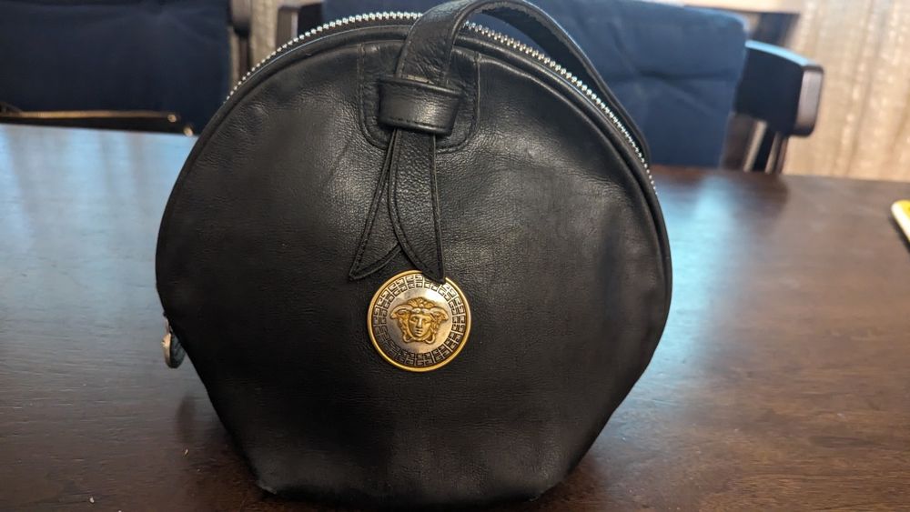 Продам кожаную барсетку- сумку известного бренда