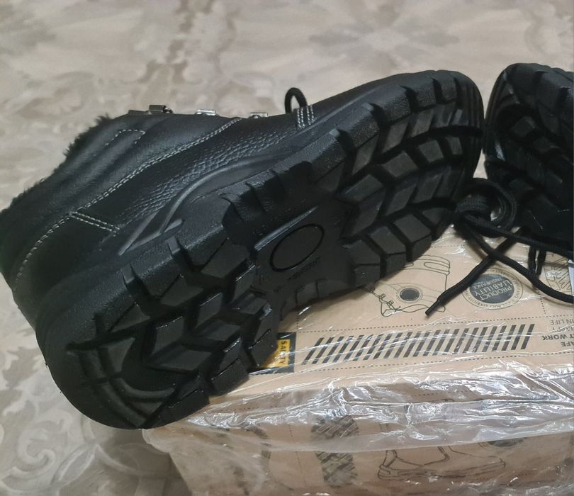 Продам спец ботинки зимние