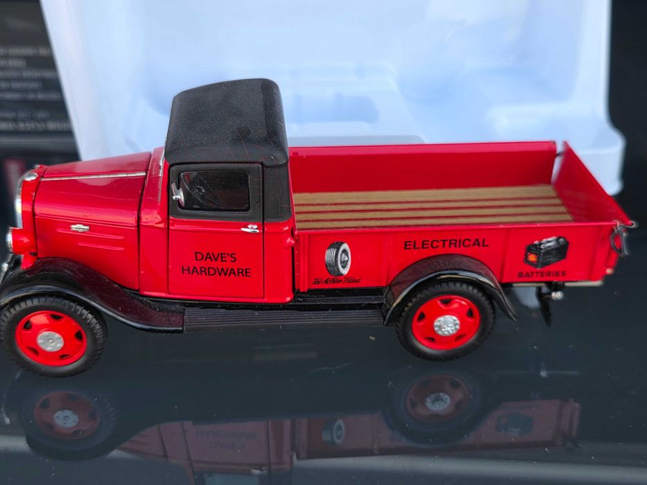 Macheta Auto 1/24 Unique Replicas 1935 Chevrolet Pickup 1 1/2 Ton Sedan Delivery