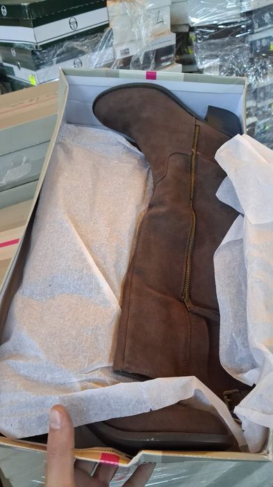 Vând încălțăminte nouă