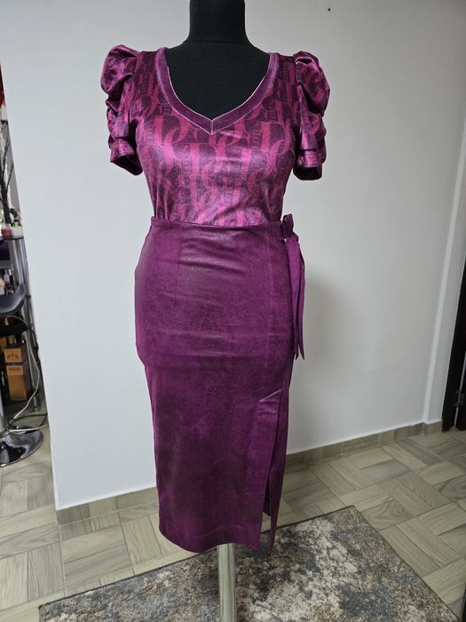 Fusta magenta, din piele întoarsă, cu crăpătura pe picior