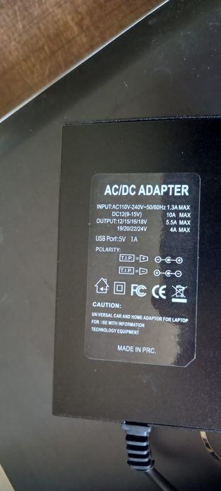 Încărcător universal laptop. Priza 220v sau priza auto.  Diverse  ieșiri.  Out 12 sau 24 v. Nou.