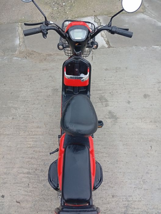 Vând scuter electric moped