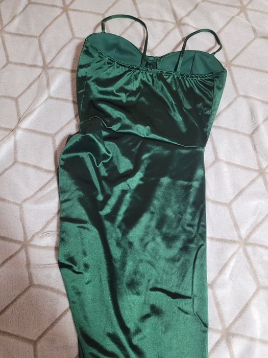 Vând rochie elegantă verde smarald