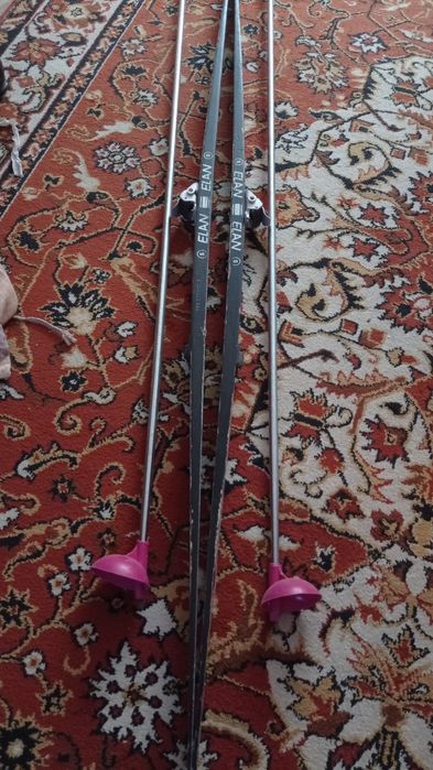 Лыжи с креплениями и палками.