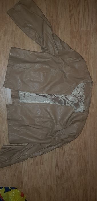 Geaca scurta  fete mărimea L din piele 50lei fix