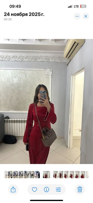 Элегантное атласное платье насыщенного бордового цвета.