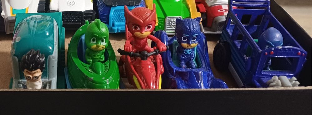 Lot Kinder vechi 51 figurine 3 soldati 5 masinute Eroi Pijamale Batman