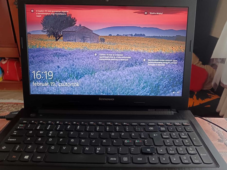 Laptop Lenovo,stare foarte bună,funcționează perfect + geantă inclusă.