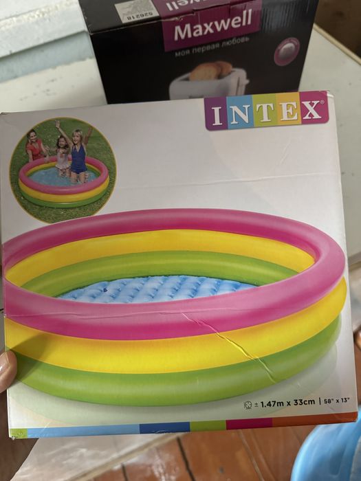 Детский бассейн и надувной матрац