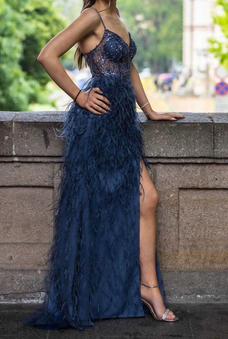 Бутикова бална рокля с естесвени пера