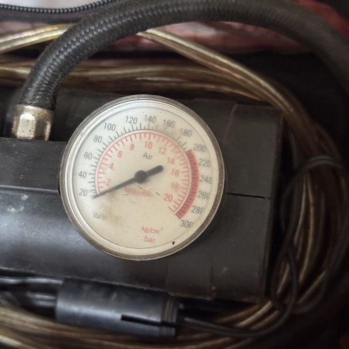 Автомобильный компрессор - насос для шин