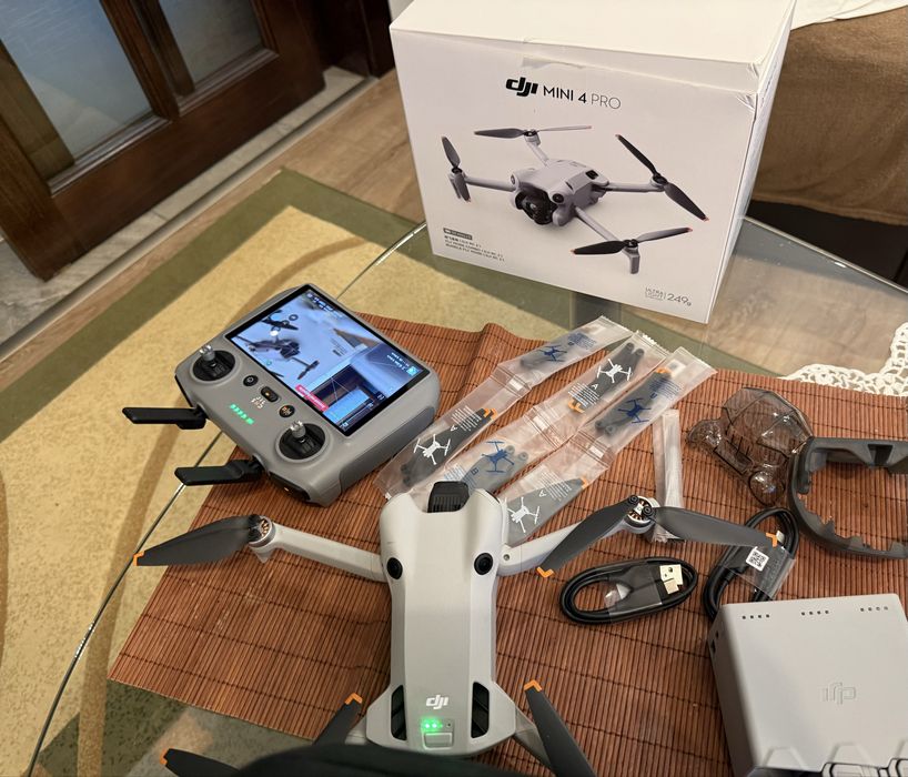 Drona  DJI Mini  4  PRO  Fly More Combo