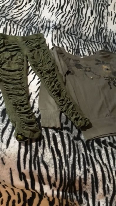 Комплект -Еластичен Клин и Блузка