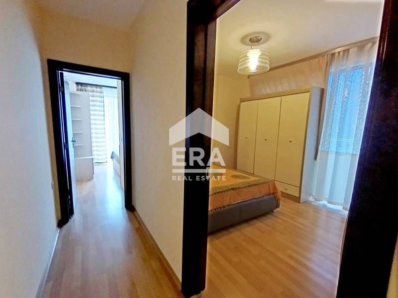 Приятен мебелиран тристаен апартамент в жилищна сграда