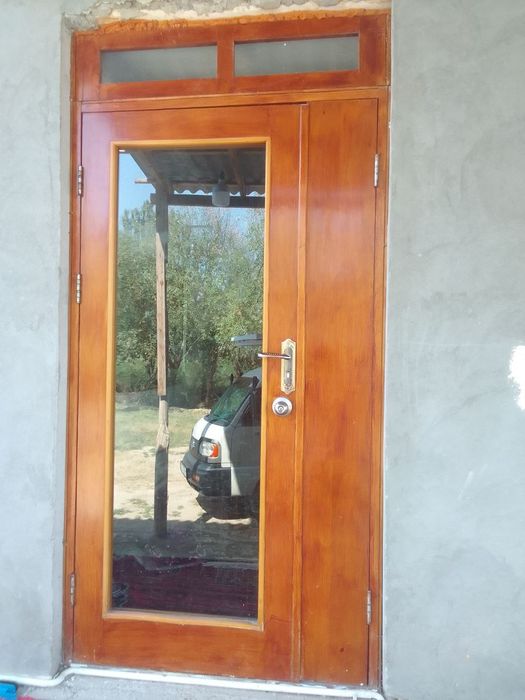 2ta eshik sotiladi oynali