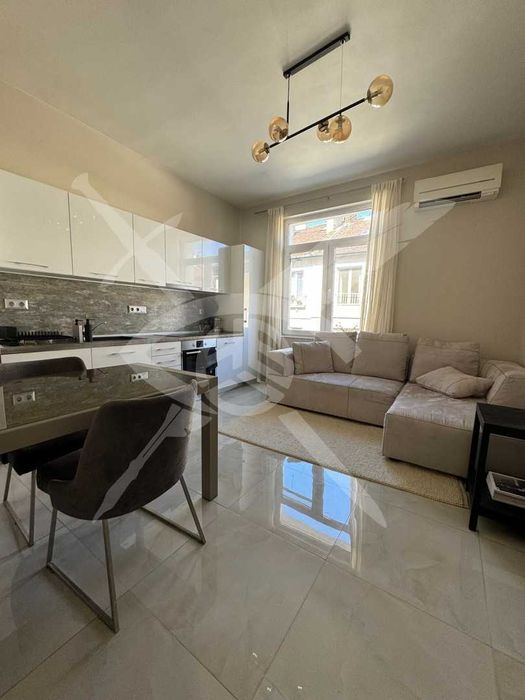 Дава се под наем Двустаен апартамент в София, Център - 55 кв.м за 847.62 € - Снимка #1
